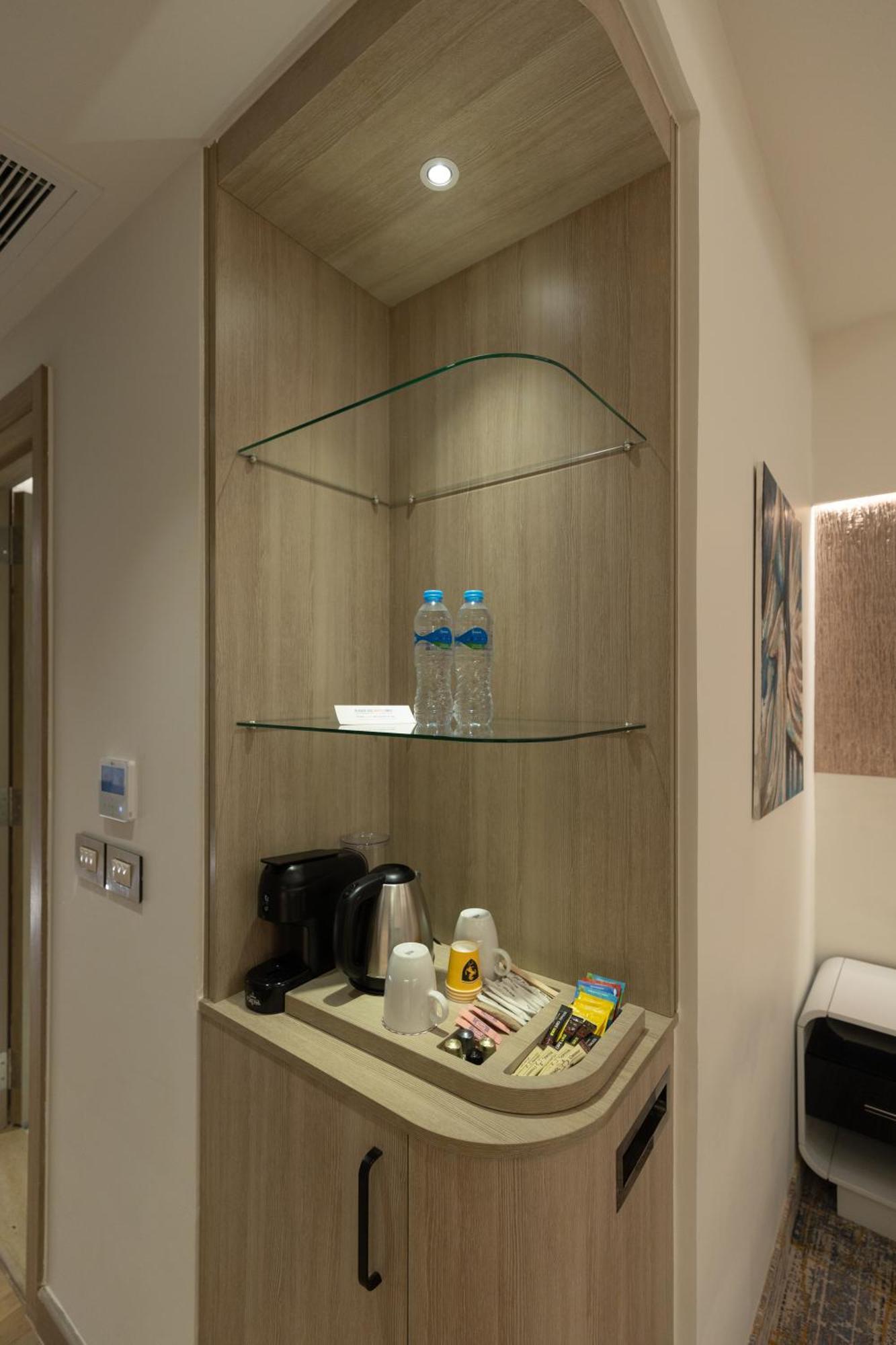 Mirage Hotel & Conference Center Alexandrie Exteriér fotografie A typical hotel room wet bar